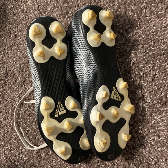 ADIDAS women’s soccer cleats - Picture 2 of 4